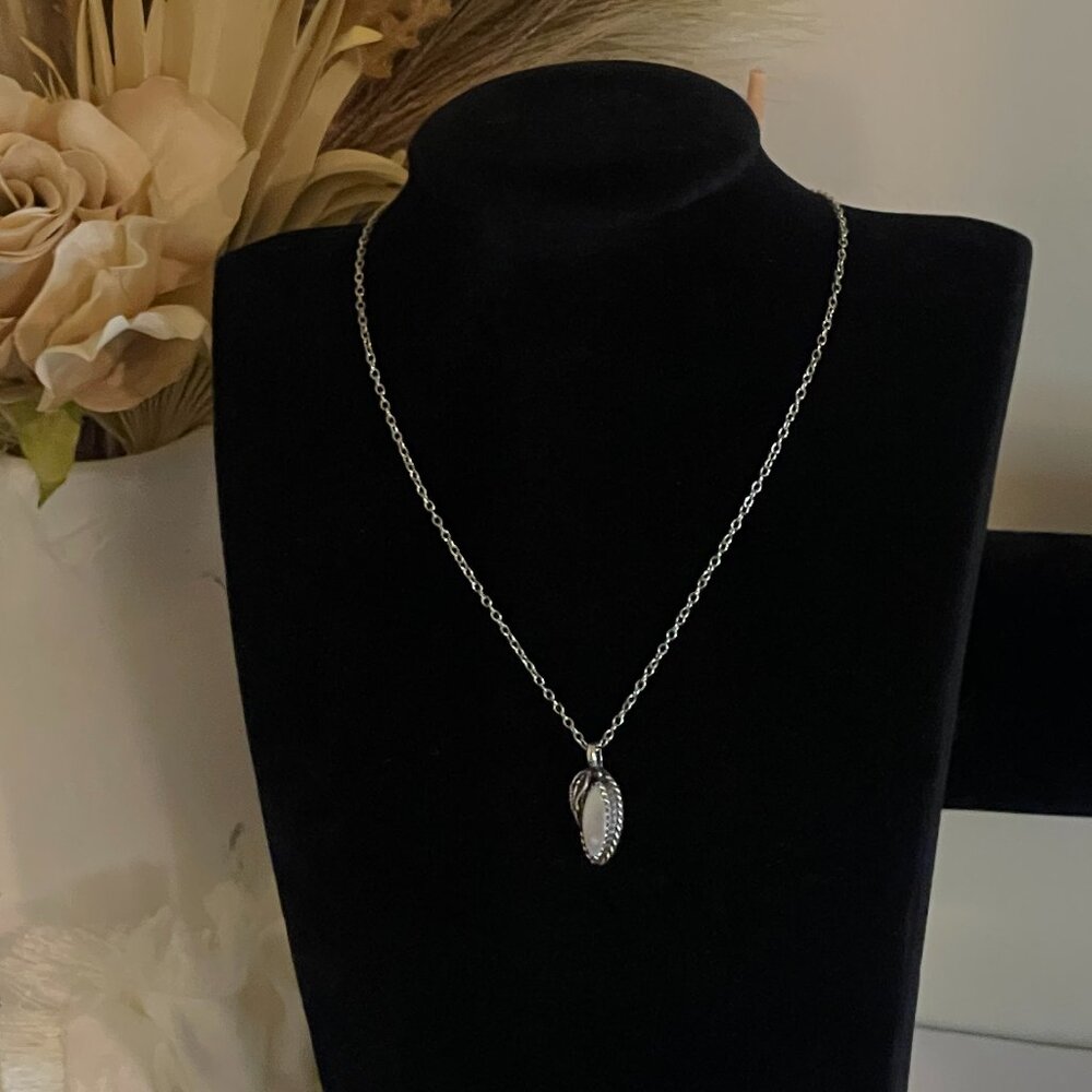 Vintage 925 Mother of Pearl Marquise Native Leaf Setting Pendant Necklace